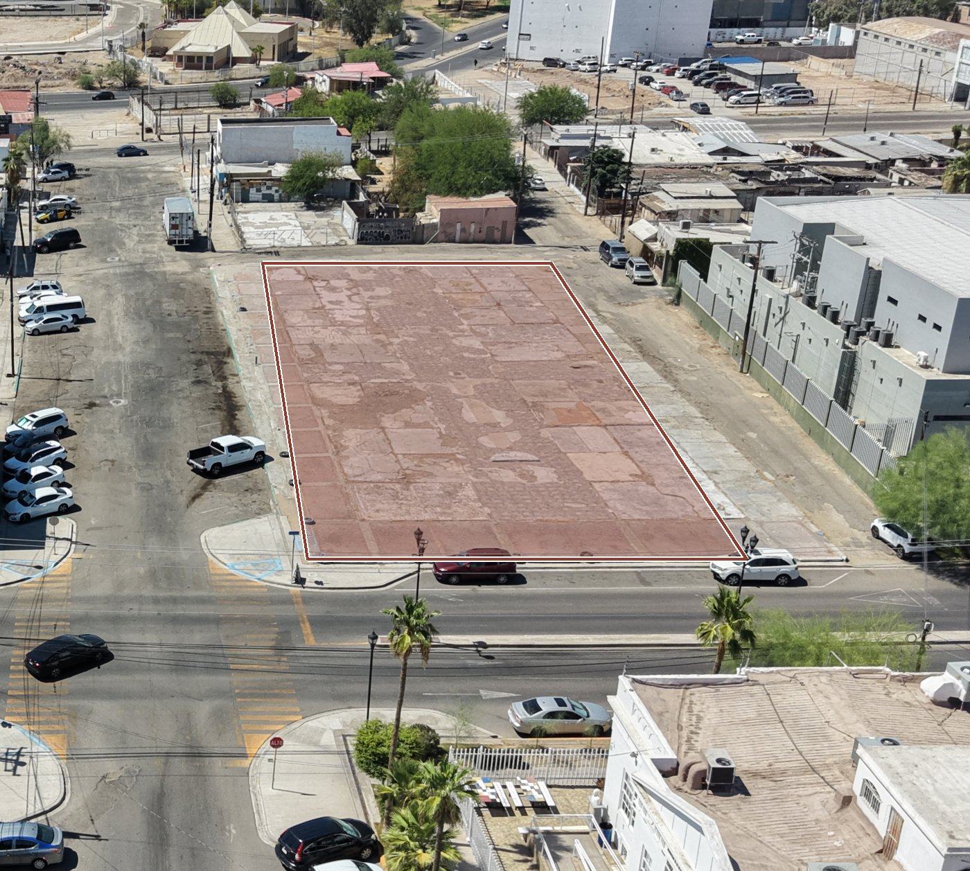 Vista aérea del predio vacío del antiguo mercado, marcado en color